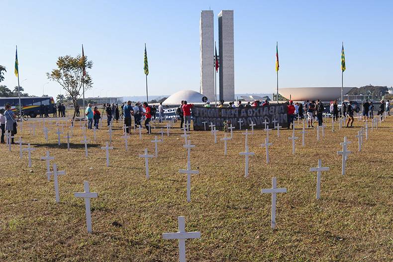 Manifestação em Brasília contra as mortes pela Covid-19 no país